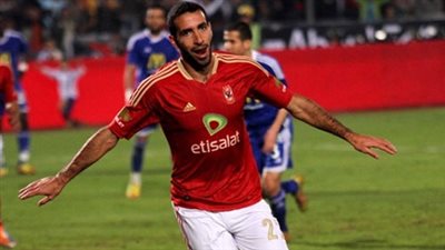 تريكة يتبرَّع لعمال غرفة الملابس بالنادى لأداء العمرة فرحًا بالتجديد