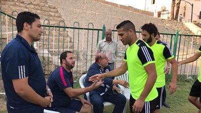 بالصور.. عادل فتحي يجتمع بلاعبي المقاولون استعدادا لـ«الأسيوطي»