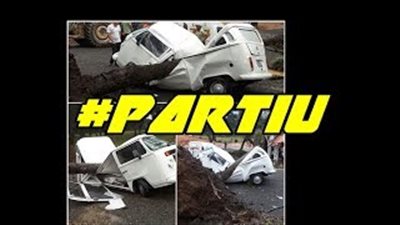 بالفيديو.. سيارة فولكس فاجن محطمة تسير بعد سقوط شجرة عليها