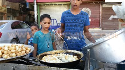 بالفيديو.. طالب بدرجة مكافح يبيع الزلابية ليعول أسرته بقنا «تقرير»