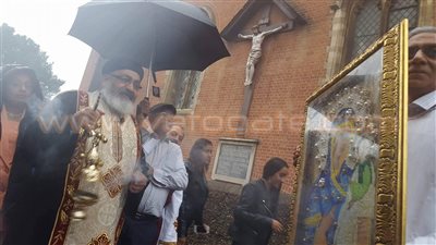 بالصور.. محبة العذراء تدفع أقباط إنجلترا لتحدي الأمطار.. هتافات التهليل والاحتفال ترنو داخل مصر وخارج حدودها.. الكنيسة تترنم.. والشعب يصيح للتبرك بـ«أم النور» من أسيوط للمملكة المتحدة