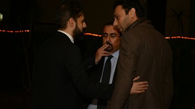 بالصور.. حسام حبيب ورامي جمال أول الحضور في عزاء والد أمير طعيمة