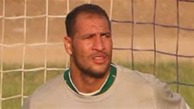 حارس الشرطة يقترب من القناة