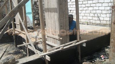 بالصور.. عمال البناء بالمنيا بين مشقة الصيام وحرارة الطقس