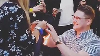 بالفيديو والصور.. شاب يطلب يد حبيبته أمام 90 ألف شخص