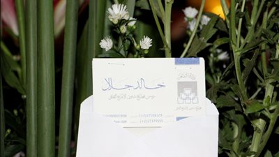 بالصور.. الأوبرا تستقبل «بوكيه ورد» من خالد جلال في عيد ميلادها