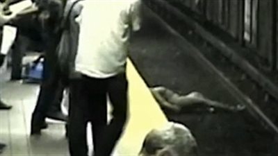 بالفيديو والصور.. لحظة إنقاذ فتاة سقطت على مسار قطار قادم