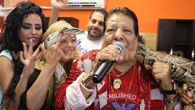 بالصور.. شعبان عبد الرحيم يهدي فاتن الحلو «اللهم لاحسد»