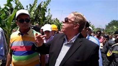 بالفيديو.. محافظ الإسماعيلية يوقف حملة على أرض مزروعة بالتل الكبير