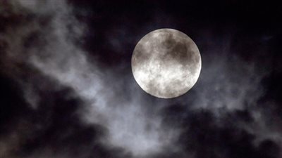 سماء مصر تشهد البدر الأخير بفصل الشتاء.. الليلة