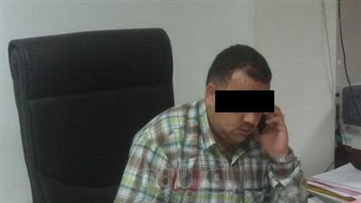 تفاصيل اتهام مسئول محافظة الجيزة بالرشوة الجنسية.. التحريات: المتهم اعتاد مراودة السيدات عن أنفسهن.. هدد ضحيته بتعطيل مصالحها حال عدم تنفيذ طلبه.. والأمن يقتاده من مكتبه بعد تصويره متلبسا