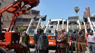 بالصور.. محافظ الدقهلية يتفقد معدات وسيارات النظافة والمرافق