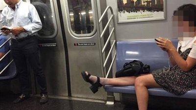 بالصور.. وقاحة النساء في قطارات المترو