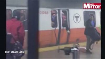 بالفيديو.. دخان يثير رعب ركاب مترو ويجبرهم على كسر زجاج النوافذ