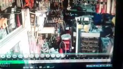 بالفيديو.. شاب يسرق «موبايل» من محل بعمان بطريقة ماكرة