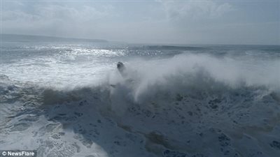معركة بين راكبي الأمواج والطبيعة (فيديو وصور)