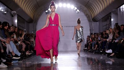 بالصور.. محطة مترو تتحول إلى منصة لعرض أزياء