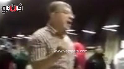 بالفيديو.. رجل يعظ الناس بالمعاملة الحسنة على رصيف المترو