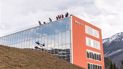 متهورون يلتقطون أغرب صورة على ارتفاع 2400 متر