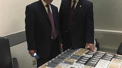 بالصور.. إحباط تهريب أجهزة آيفون بمليون جنيه في مطار القاهرة