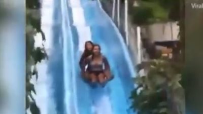بالفيديو.. خوف فتاتين من الألعاب المائية يعرضهما لحادث مروع