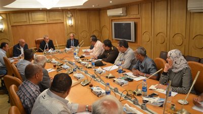 محافظ قنا يعقد اجتماعا لاستعادة أراضي أملاك الدولة