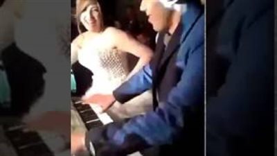 بالفيديو.. شاهد ماذا فعل عريس غيور مع عروسة لمنعها من الرقص