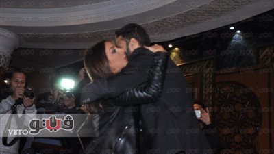 بالصور.. أنغام تقدم واجب العزاء في والد أمير طعيمة