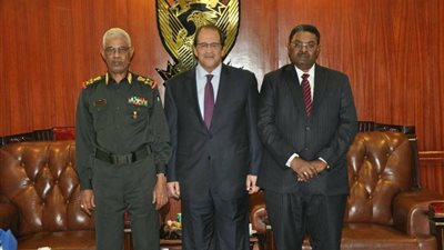 رسائل القائم بأعمال المخابرات العامة من السودان.. عباس كامل يلتقي البشير ووزيري الخارجية والدفاع.. يؤكد أهمية التواصل بين البلدين.. ويوضح: الأمور تمضي في المسار الصحيح