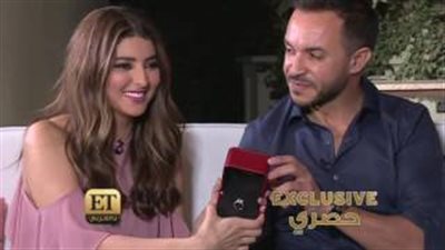 بالفيديو.. أمريكي يفاجأ مذيعة «ET بالعربي» بخاتم خطوبتها على الهواء