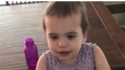 بالفيديو.. طفلة تضع والدها في موقف محرج بسبب الليمون