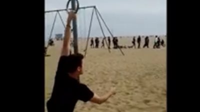 بالفيديو.. أب يتعرض لموقف محرج بعد سقوطة أمام عائلته