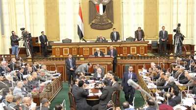 برلمانيون يرفضون تأجيل عرض الحكومة تقرير أدائها ربع السنوى.. دعم مصر: سيكون لنا رد حال تأخره عن موعده.. 25-30: يعكس سوء الأداء والتخبط ويعوق الرقابة بشكل فاعل