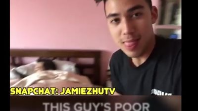 بالفيديو.. شاب ينفذ عدة مقالب في والده