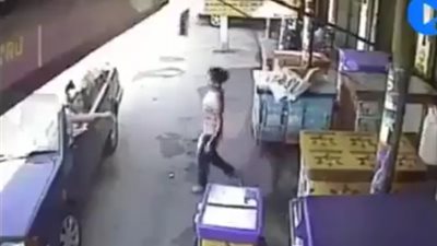 بالفيديو.. أغرب مواقف لأشخاص نجو من الموت في اللحظات الأخيرة