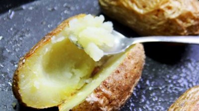 طريقة عمل بطاطس بحشو الريكوتا والسبانخ