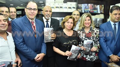 بالصور.. هالة سرحان وإلهام شاهين تشاهدان حفل توقيع «عن العشق والثورة»