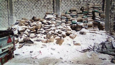 ضبط مصنعين لإنتاج علف الدواجن والمخللات دون ترخيص في الشرقية (صور)