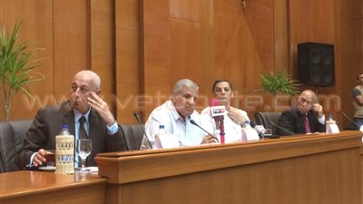 بالفيديو والصور.. «محلب» يستمع إلى مطالب أهالي أسوان