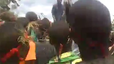 بالصور.. متمردو الكونغو يغتصبون امرأة علنا ويشربون دمها بسبب «السمك»