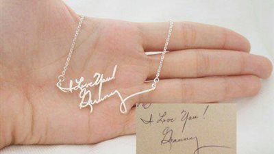 بالصور.. تحويل جمل كتبت بخط اليد إلى قلادة أو خاتم
