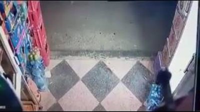 بالفيديو.. لص يسرق سوبر ماركت بطريقة غريبة