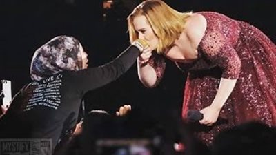 بالفيديو.. لماذا قبلت «أديل» يد فتاة محجبة في حفلها بسيدني