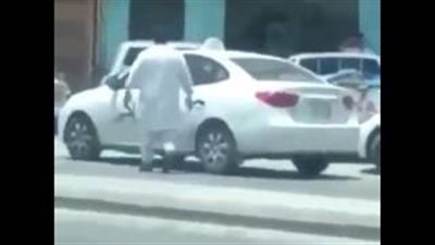 بالفيديو.. مشاجرة بالأيدي بين سائقين