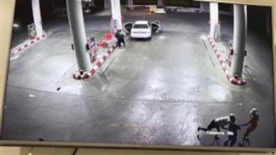 بالفيديو.. لحظة اعتداء شباب على عمال محطة وقود بالضرب المبرح