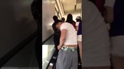 بالفيديو.. رد فعل غير متوقع لشاب كاد أن يسقط بنطاله