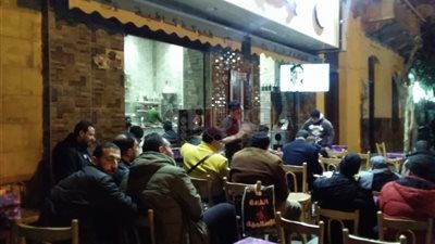 تجمع جماهير الأهلي والزمالك على المقاهى في الإسكندرية (صور)