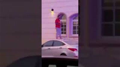 بالفيديو.. لحظة طعن كويتي لرجل أمن بسكين