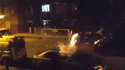 بالفيديو.. شباب يفجر سيارات في شوارع لندن