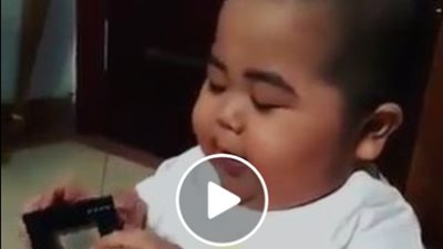 بالفيديو.. طفل يشعل «فيس بوك» بوضع المكياج